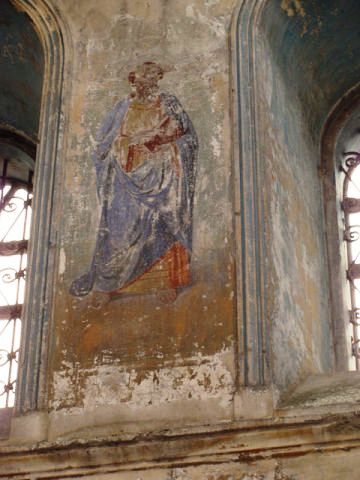 Внутри храма всё разрушено, крыши нет, удивительны сохранившиеся росписи стен, которые были написаны живописцем Кречетовым порядка 100 лет назад